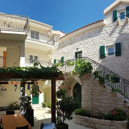 Apartments Dvor - Ap1, Ap2, Ap3 Baška Voda Eksteriør bilde