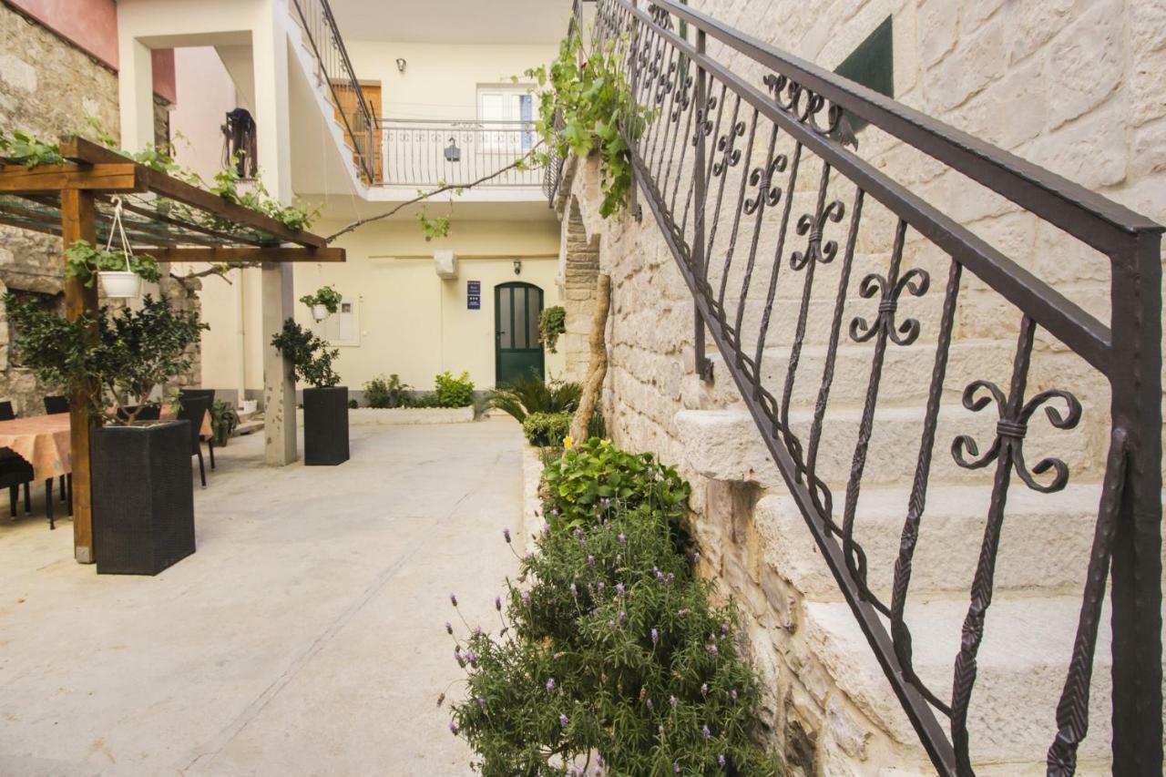 Apartments Dvor - Ap1, Ap2, Ap3 Baška Voda Eksteriør bilde