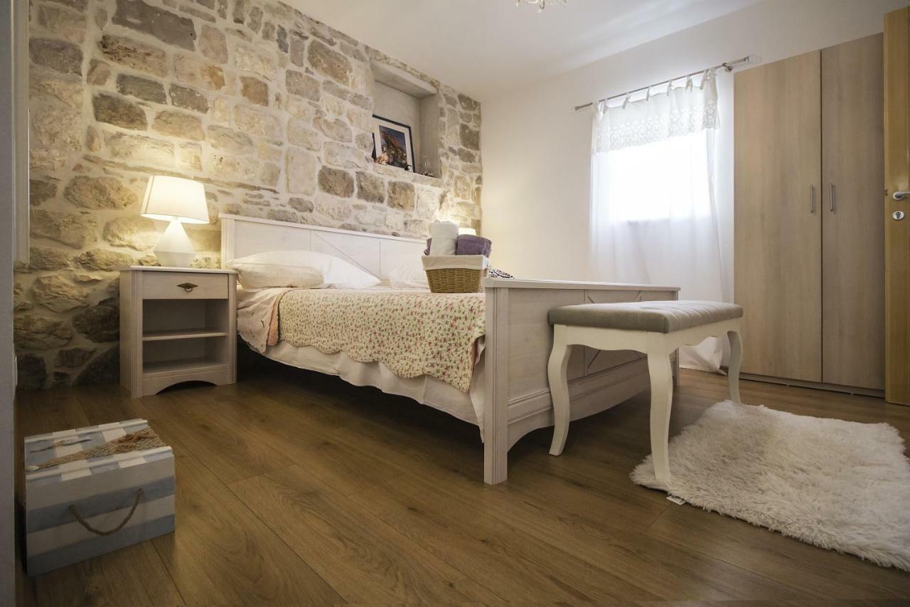 Apartments Dvor - Ap1, Ap2, Ap3 Baška Voda Eksteriør bilde