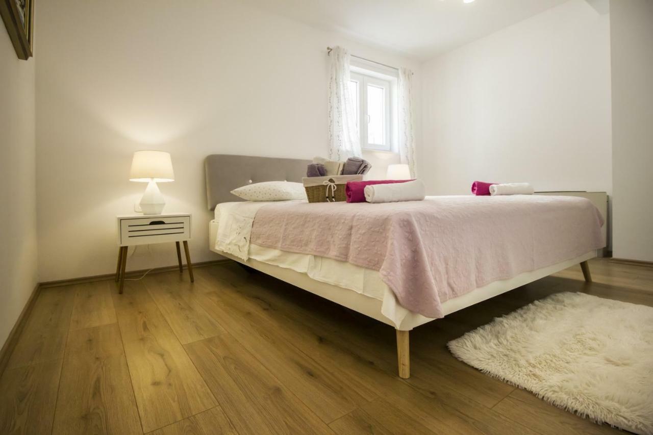 Apartments Dvor - Ap1, Ap2, Ap3 Baška Voda Eksteriør bilde