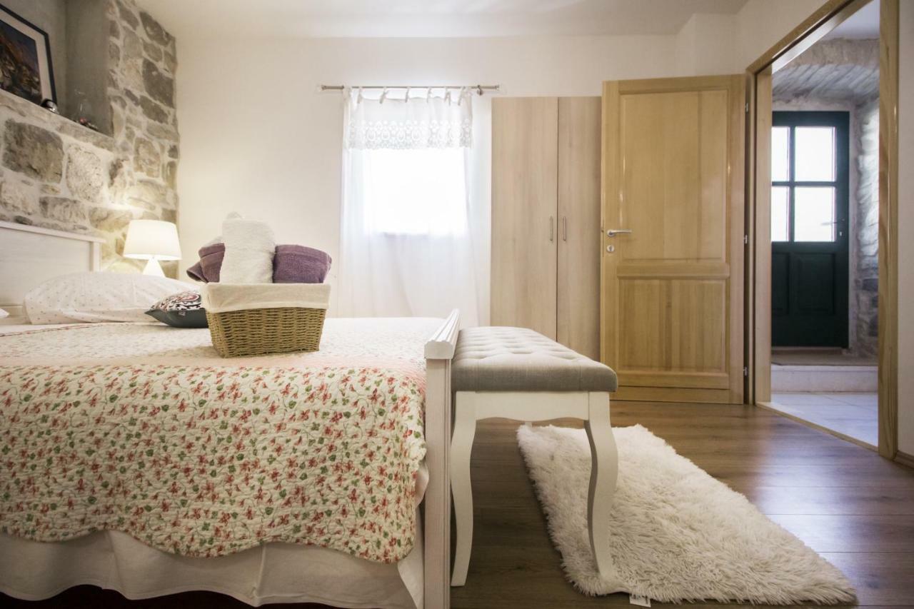 Apartments Dvor - Ap1, Ap2, Ap3 Baška Voda Eksteriør bilde