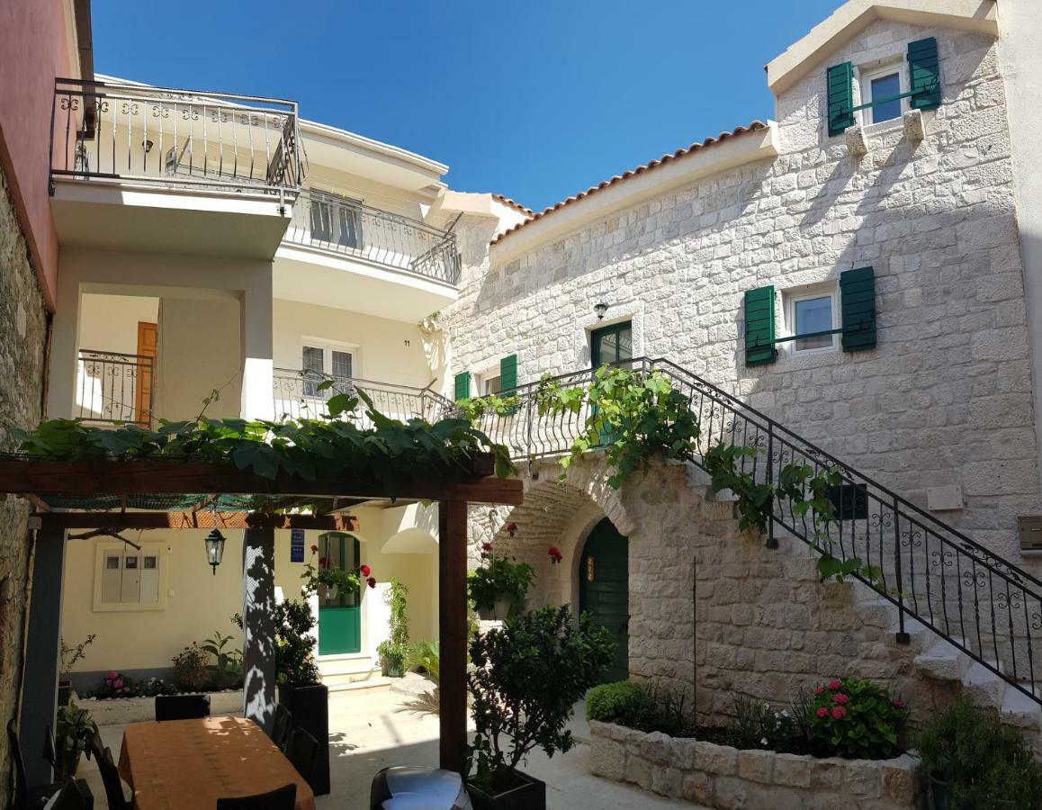 Apartments Dvor - Ap1, Ap2, Ap3 Baška Voda Eksteriør bilde