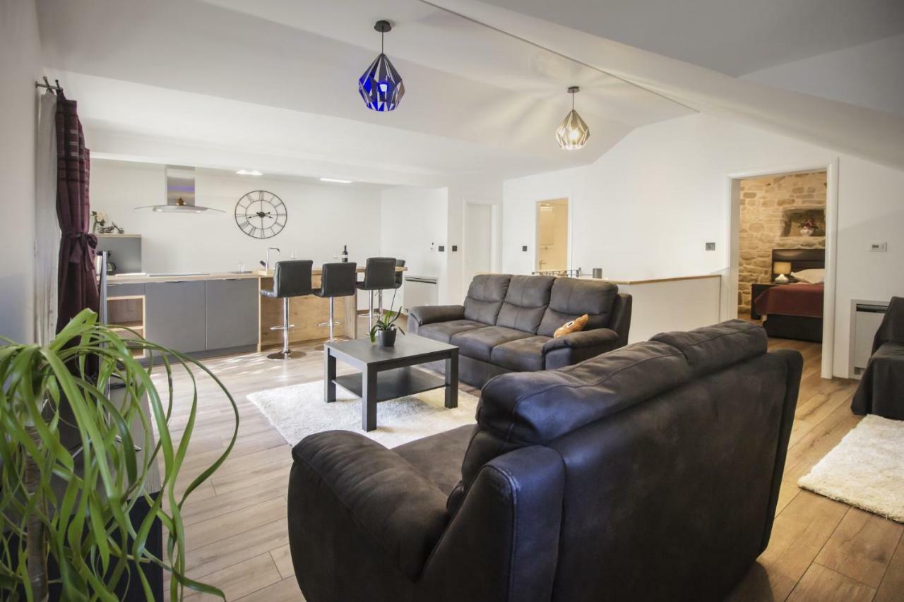 Apartments Dvor - Ap1, Ap2, Ap3 Baška Voda Eksteriør bilde