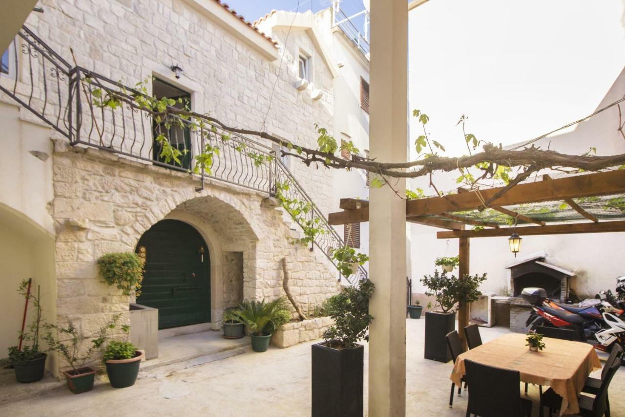 Apartments Dvor - Ap1, Ap2, Ap3 Baška Voda Eksteriør bilde